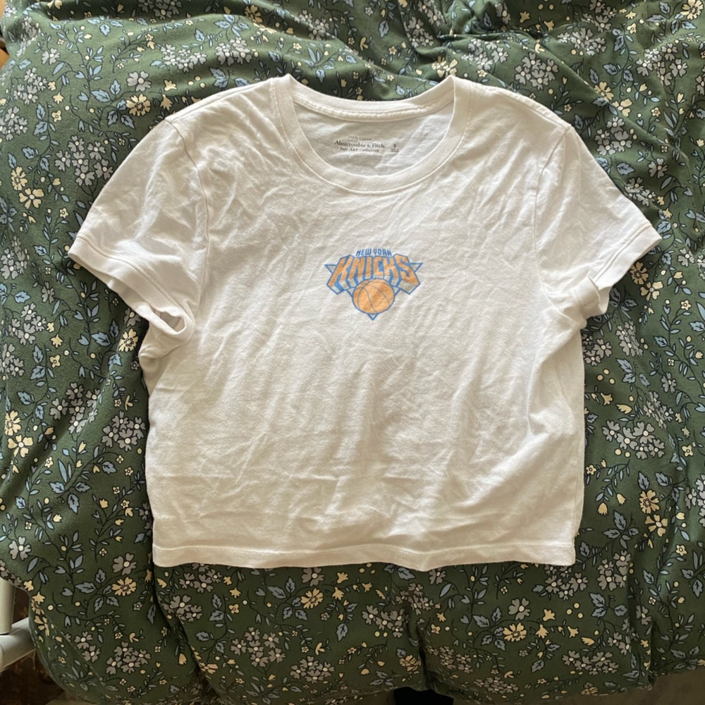 Abercrombie white Knicks crop tee